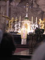 Pfarrer Lammert am Altar