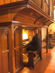 Pfr. Wahl beim Orgelspiel
